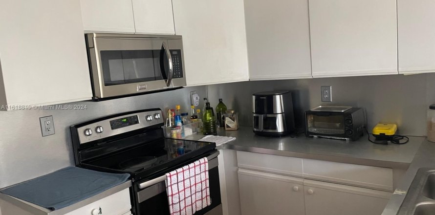 Condo in Miami, Florida, 3 bedrooms  № 1240080