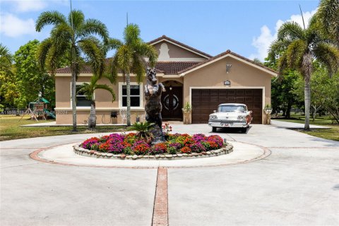 House in Miami, Florida 4 bedrooms, 187.85 sq.m. № 1225580 - photo 10