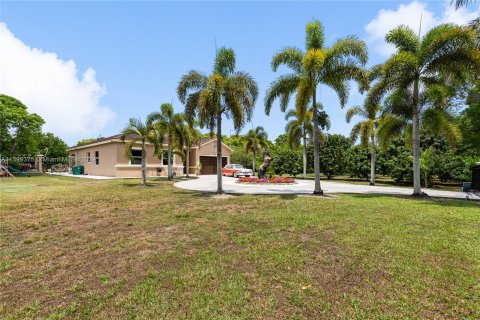 House in Miami, Florida 4 bedrooms, 187.85 sq.m. № 1225580 - photo 8