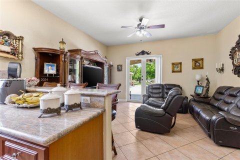 House in Miami, Florida 4 bedrooms, 187.85 sq.m. № 1225580 - photo 28