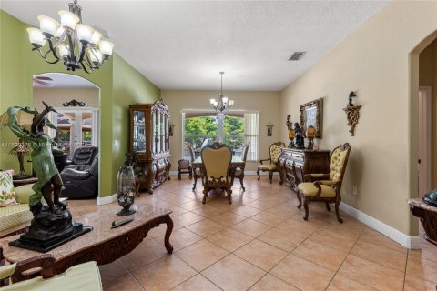 House in Miami, Florida 4 bedrooms, 187.85 sq.m. № 1225580 - photo 25