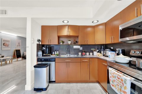 Condo in Miami, Florida, 3 bedrooms  № 1378652 - photo 4