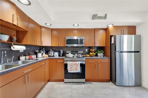 Condo in Miami, Florida, 3 bedrooms  № 1378652 - photo 5