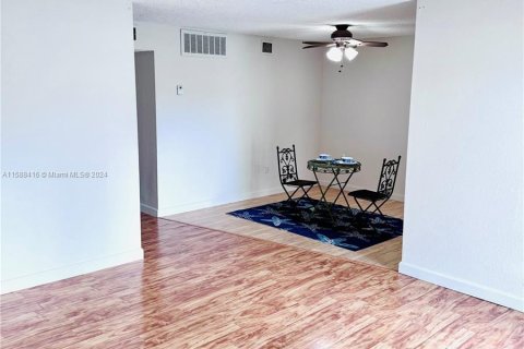 Condo in Miami Gardens, Florida, 2 bedrooms  № 1355406 - photo 6