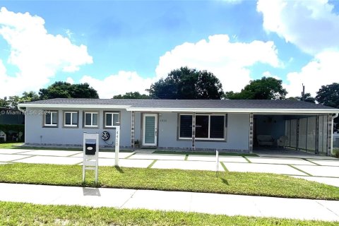 House in Miami Gardens, Florida 3 bedrooms, 113.53 sq.m. № 1355407 - photo 1