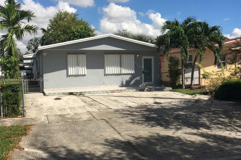 Casa en venta en Hialeah, Florida, 5 dormitorios, 187.29 m2 № 1395946 - foto 1