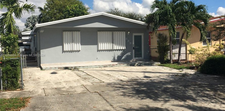 House in Hialeah, Florida 5 bedrooms, 187.29 sq.m. № 1395946