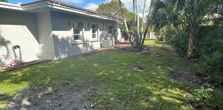 House in Coral Springs, Florida 3 bedrooms, 234.11 sq.m. № 854145