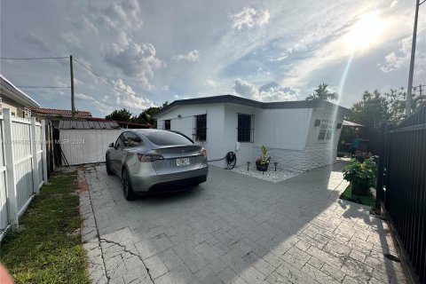 House in Miami, Florida 4 bedrooms, 108.51 sq.m. № 1375695 - photo 3