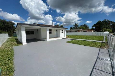 House in Miami, Florida 3 bedrooms, 93.27 sq.m. № 1375644 - photo 2