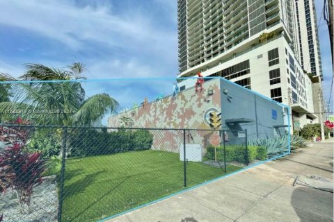 Propiedad comercial en venta en Miami, Florida № 975868 - foto 6