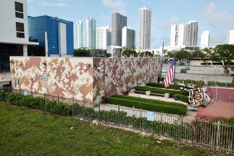 Propiedad comercial en venta en Miami, Florida № 975868 - foto 8