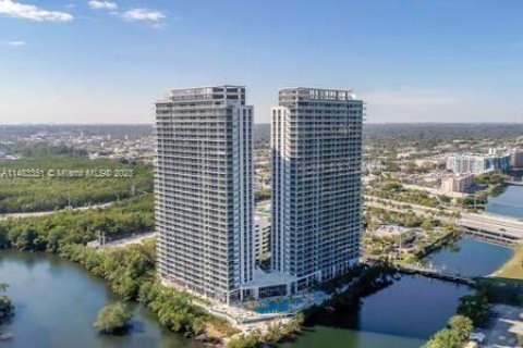 Condominio en venta en North Miami Beach, Florida, 2 dormitorios, 104.89 m2 № 827328 - foto 1