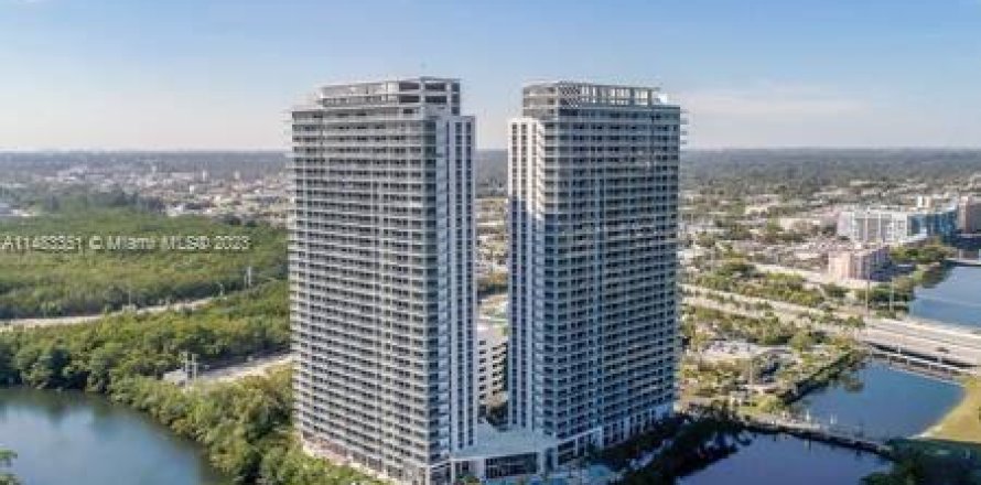 Condominio en North Miami Beach, Florida, 2 dormitorios  № 827328