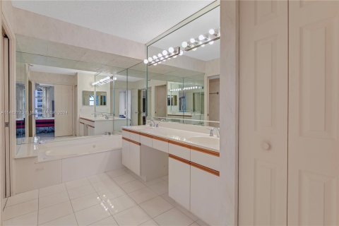 Copropriété à vendre à Aventura, Floride: 2 chambres, 126.81 m2 № 1385645 - photo 9