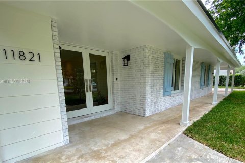 Immobilier commercial à vendre à Pinecrest, Floride: 370.87 m2 № 1162113 - photo 2