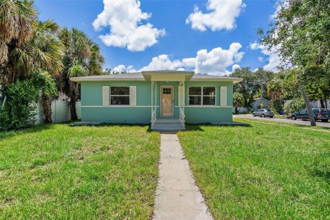 House in Saint Petersburg, Florida 3 bedrooms, 164.62 sq.m. № 1342863 - photo 1