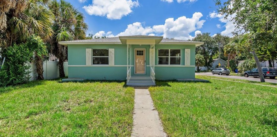 House in Saint Petersburg, Florida 3 bedrooms, 164.62 sq.m. № 1342863