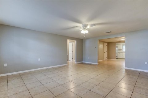 House in New Port Richey, Florida 3 bedrooms, 136.57 sq.m. № 1343365 - photo 4