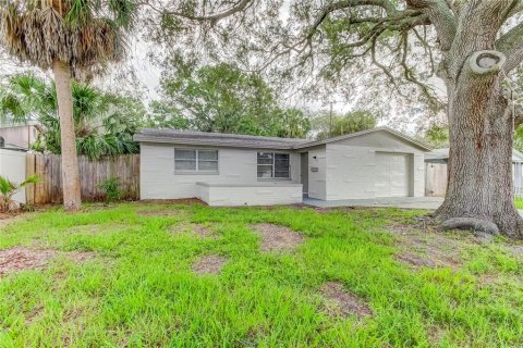 House in New Port Richey, Florida 3 bedrooms, 136.57 sq.m. № 1343365 - photo 1