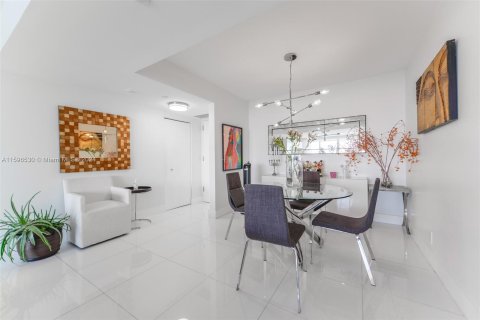 Copropriété à vendre à Aventura, Floride: 2 chambres, 125.42 m2 № 1206654 - photo 4