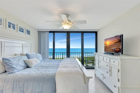 Condo in Hutchinson Island South, Florida, 2 bedrooms  № 1158848 - photo 27