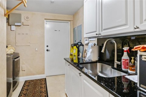 Condo in Lauderdale-by-the-Sea, Florida, 3 bedrooms  № 580001 - photo 5