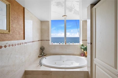 Condo in Lauderdale-by-the-Sea, Florida, 3 bedrooms  № 580001 - photo 21