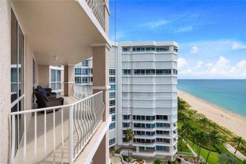 Condo in Lauderdale-by-the-Sea, Florida, 3 bedrooms  № 580001 - photo 10