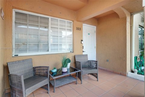 Condominio en venta en Hialeah, Florida, 2 dormitorios, 97.55 m2 № 1439843 - foto 1