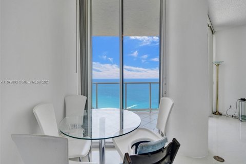 Condominio en venta en Sunny Isles Beach, Florida, 2 dormitorios, 135.64 m2 № 1410837 - foto 3