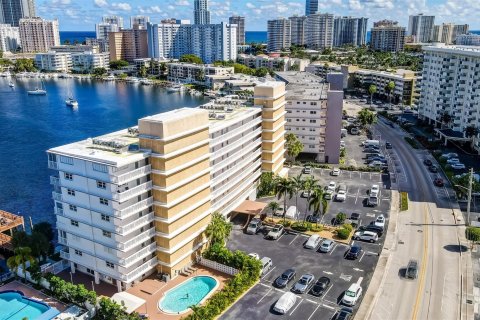 Condominio en venta en Hallandale Beach, Florida, 2 dormitorios, 101.26 m2 № 832909 - foto 3
