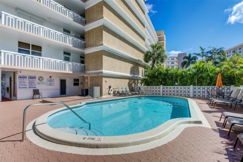 Condominio en venta en Hallandale Beach, Florida, 2 dormitorios, 101.26 m2 № 832909 - foto 19