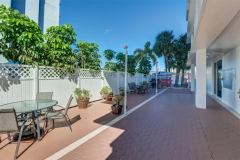 Condominio en venta en Hallandale Beach, Florida, 2 dormitorios, 101.26 m2 № 832909 - foto 18