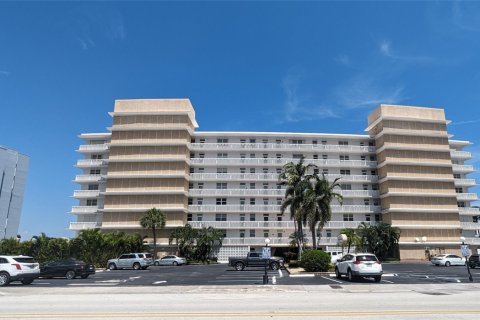 Condominio en venta en Hallandale Beach, Florida, 2 dormitorios, 101.26 m2 № 832909 - foto 1