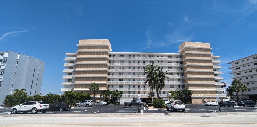 Condominio en Hallandale Beach, Florida, 2 dormitorios  № 832909