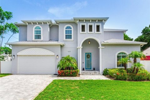 House in Tampa, Florida 4 bedrooms, 295.71 sq.m. № 1287143 - photo 1