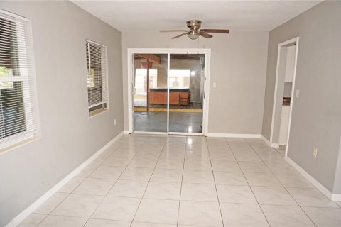 House in Port Charlotte, Florida 2 bedrooms, 91.88 sq.m. № 518510 - photo 15