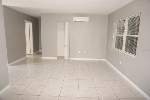 House in Port Charlotte, Florida 2 bedrooms, 91.88 sq.m. № 518510 - photo 14