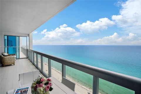 Condo in Miami Beach, Florida, 3 bedrooms  № 1272405 - photo 1