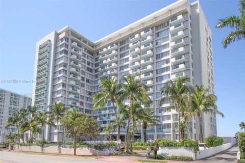 Condo in Miami Beach, Florida, 1 bedroom  № 1309472 - photo 24