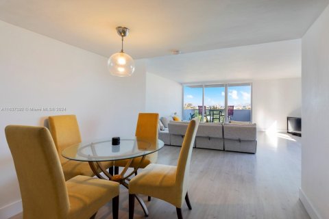 Condo in Miami Beach, Florida, 1 bedroom  № 1309472 - photo 15