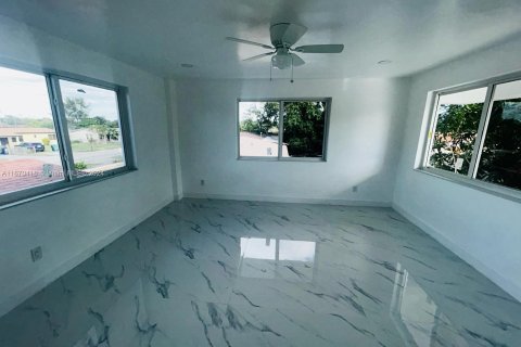 Casa en venta en Opa-locka, Florida, 6 dormitorios, 273.32 m2 № 1389555 - foto 20