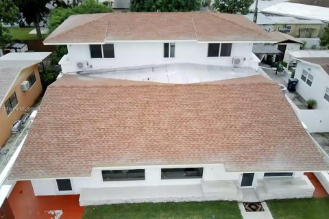 House in Opa-locka, Florida 6 bedrooms, 273.32 sq.m. № 1389555 - photo 29