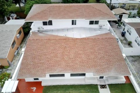 House in Opa-locka, Florida 6 bedrooms, 273.32 sq.m. № 1389555 - photo 30