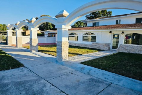 Casa en venta en Opa-locka, Florida, 6 dormitorios, 273.32 m2 № 1389555 - foto 1