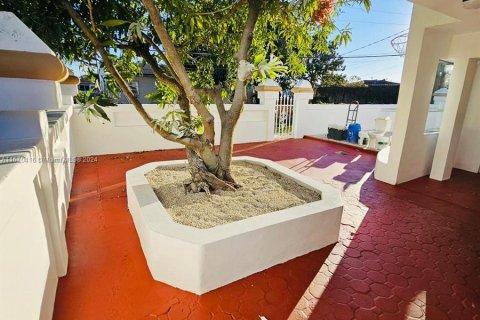 Casa en venta en Opa-locka, Florida, 6 dormitorios, 273.32 m2 № 1389555 - foto 4