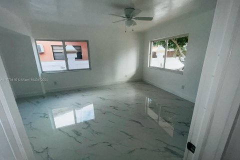 Casa en venta en Opa-locka, Florida, 6 dormitorios, 273.32 m2 № 1389555 - foto 10