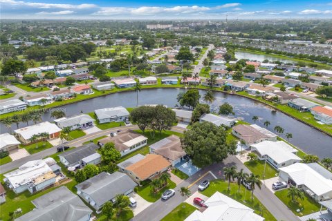 House in Tamarac, Florida 2 bedrooms, 146.69 sq.m. № 1355176 - photo 10