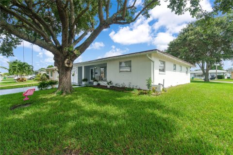 House in Tamarac, Florida 2 bedrooms, 146.69 sq.m. № 1355176 - photo 15